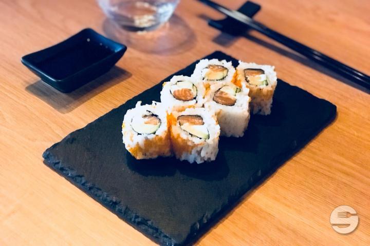 Red Rolls Saumon & Cheese - Tokyo-eat