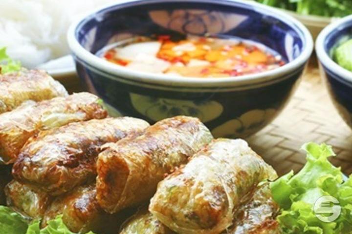 Spring Rolls with Chicken - Bamee Bistro