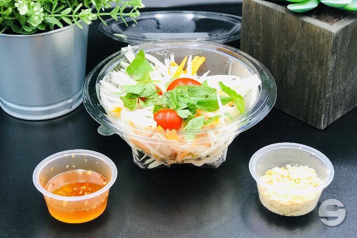 Green papaya salad with raw vegetables - Bamee Bistro
