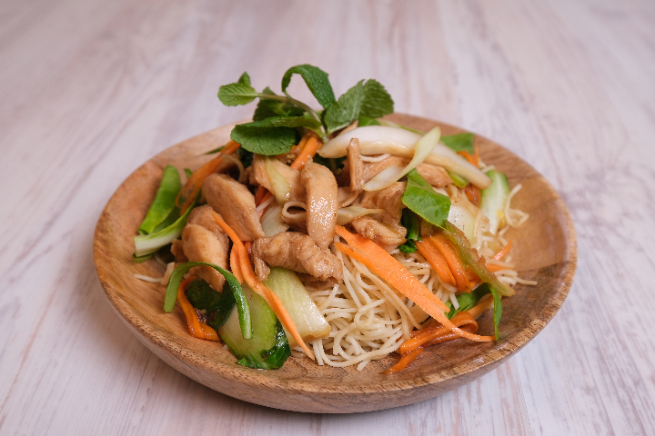 Fried noodles with chicken - Bamee Bistro