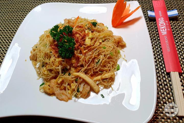 121. Fried Fukien Noodles - Mekong