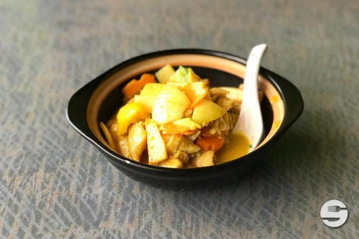 42. Poulet au Curry - Lotus Restaurant