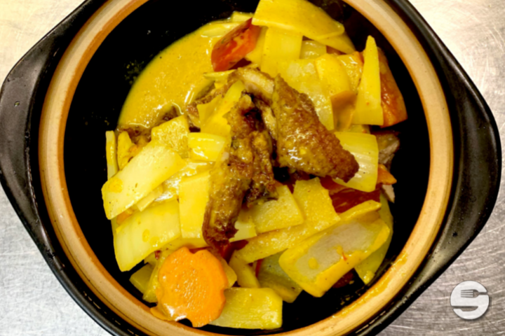 93. Canard au Curry - Lotus Restaurant