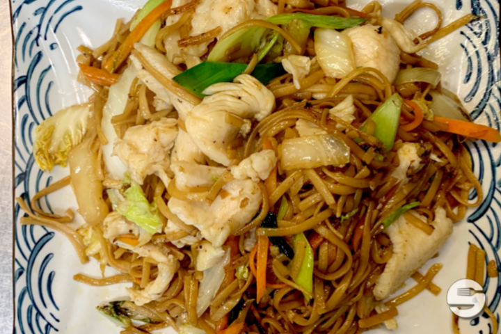 125. Nouilles Sautées au Poulet et Basilic - Lotus Restaurant