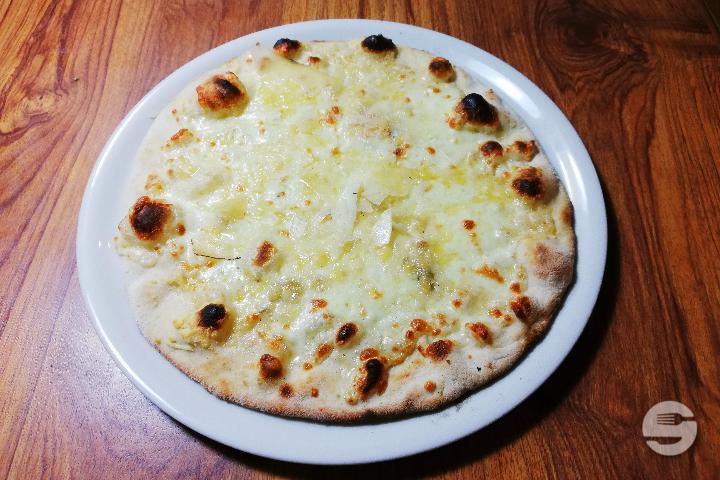 Pizza 4 Formaggi - Il Vesuvio