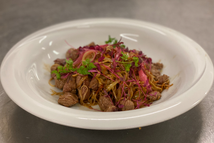 Nouilles "comme un wok" aux dés de boeuf et légumes - Restaurant Roches Brunes