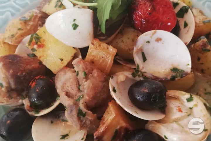 Mariniertes Schweinefleisch mit Venusmuscheln und Oliven - Spark Tapas
