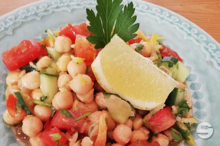 Kircherbsen-Tomaten-Paprika-Gurkensalat - Spark Tapas