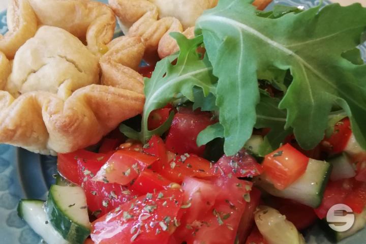 Algarvia Salat mit Fleisch-Empanada - Spark Tapas