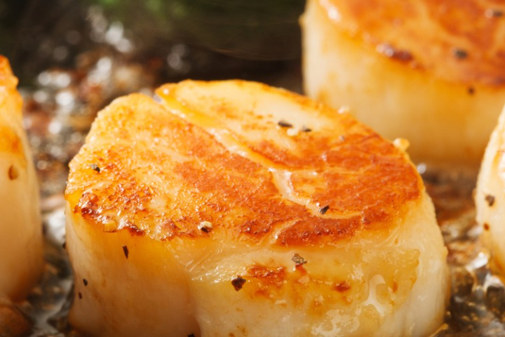 Coquilles Saint-Jacques Grillées 蒜蓉煎带子 - Mala's Kitchen