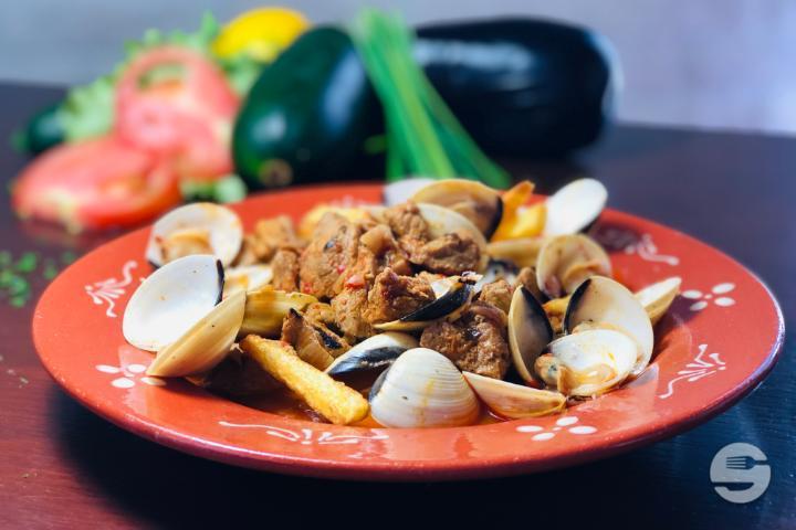 Carne de Porco à "Alentejana" - Adega