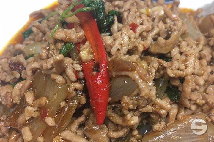 Porc Haché sauté au Basilic et Piment - Sawasdee Thai