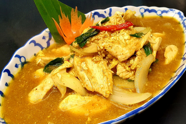 24. Kai Pad Prong Curry - Chez Méo Cuisine Thailandaise