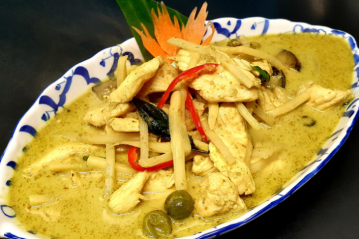 25. Keang Kiew Wan Kai - Chez Méo Cuisine Thailandaise