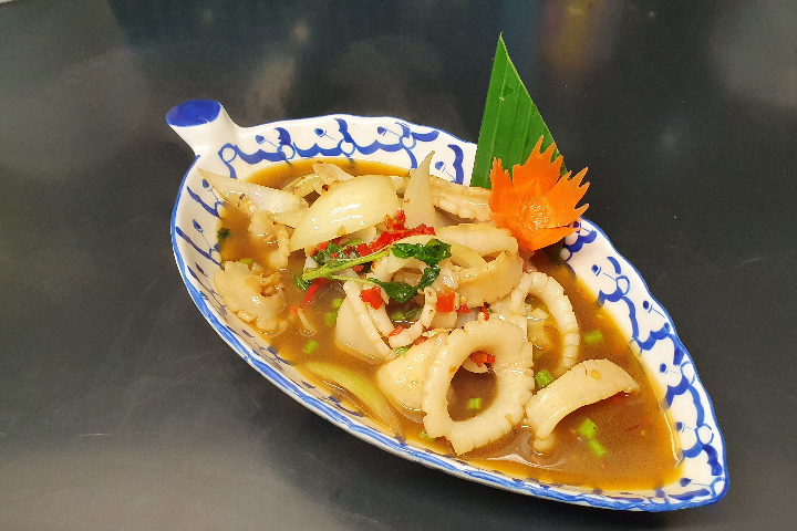 80. Pad Kra Praw Pla Muk - Chez Méo Cuisine Thailandaise