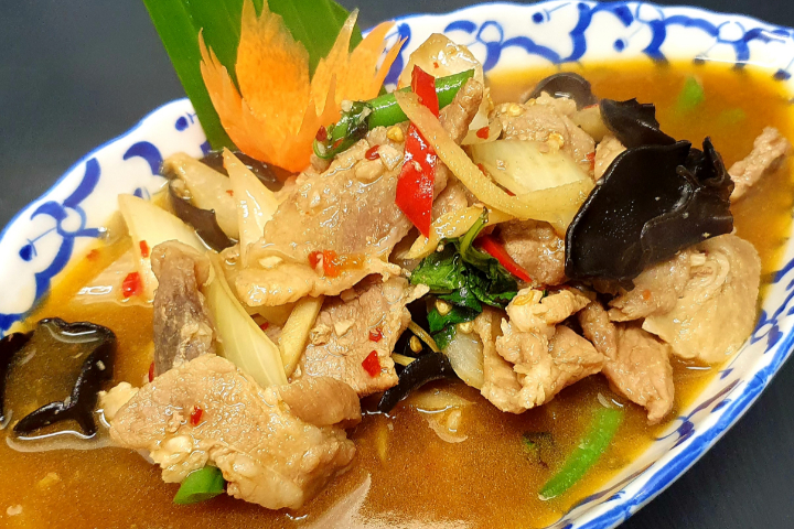 34. Moo Pad King - Chez Méo Cuisine Thailandaise