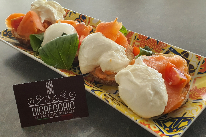 bruschetta au saumon fumé et burratina de pouilles - Digregorio