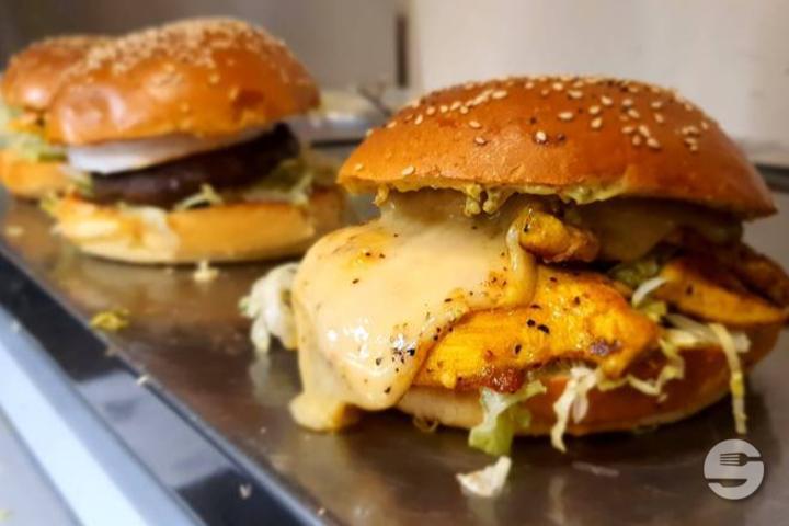 Raclette Gourmet Chicken Burger Menu - Fry Burger Gourmet