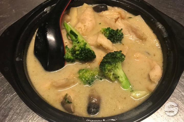 56. Green Curry Chicken - Yakito