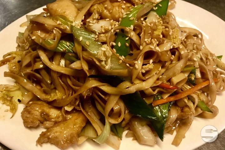 105. Fried Noodles with Chicken - Yakito
