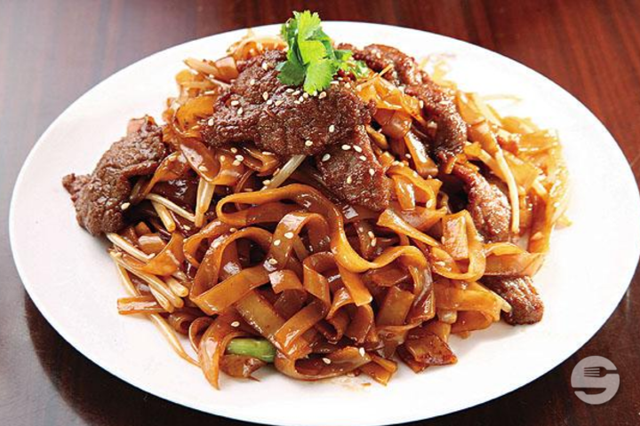 Fried Cantonese rice noodles with beef - Echt KungFu