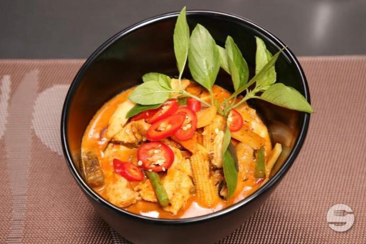 Red Thai Curry with side dish choice - Echt KungFu