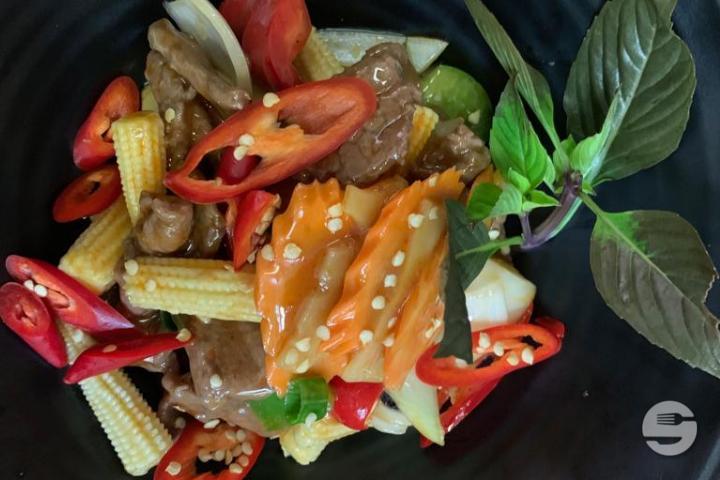Chili paste with onions, vegetables (very hot) with side dish of your choice - Echt KungFu