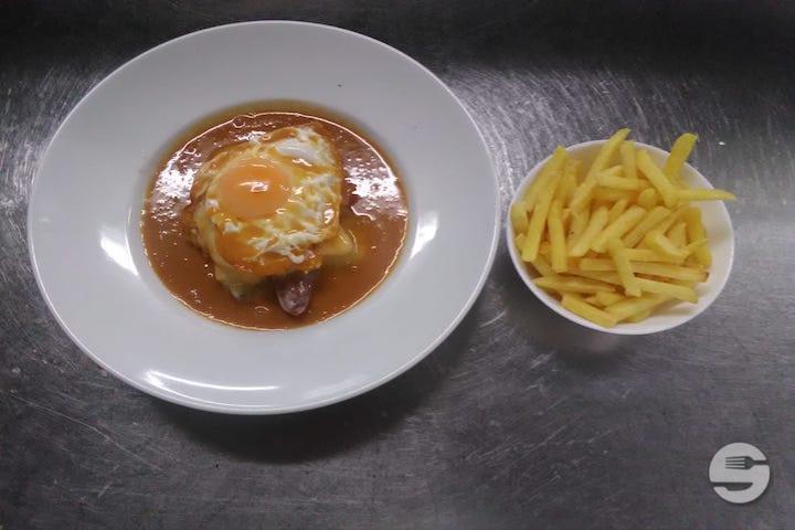 Francesinha - La Pyramide