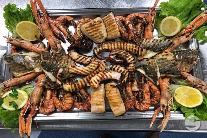 Grilhada mista de peixe et marisco - La Pyramide