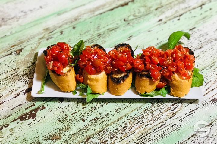 Bruschette pomodoro e basilico - Boccalino