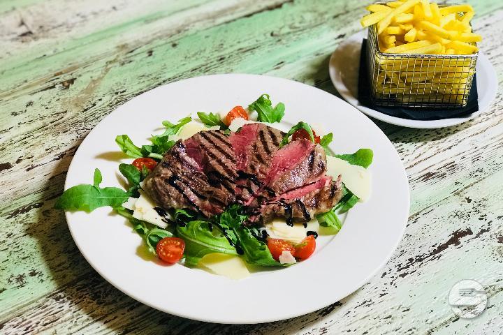 Tagliata di manzo con rucola e parmigiano - Boccalino