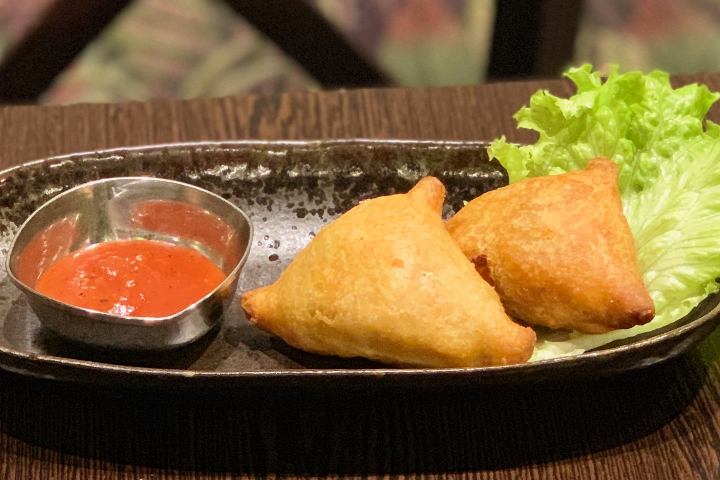 Vegetable Samosa (2p, with tomato chutney, vegan) - Falaque