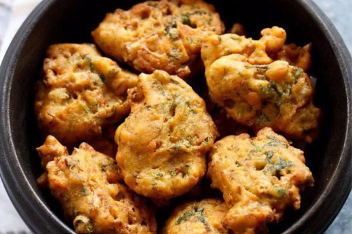 Vegetable Bhaji (4 pieces, with tomato chutney, vegan) - Falaque