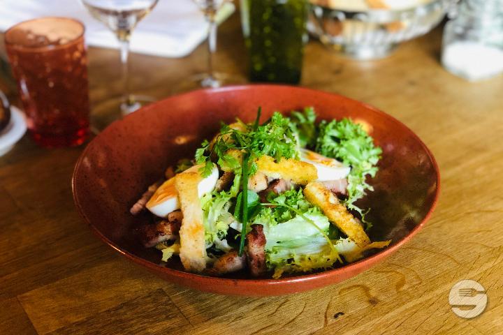Curly with bacon, roasted croutons in butter and soft-boiled egg - La Vache qui vole