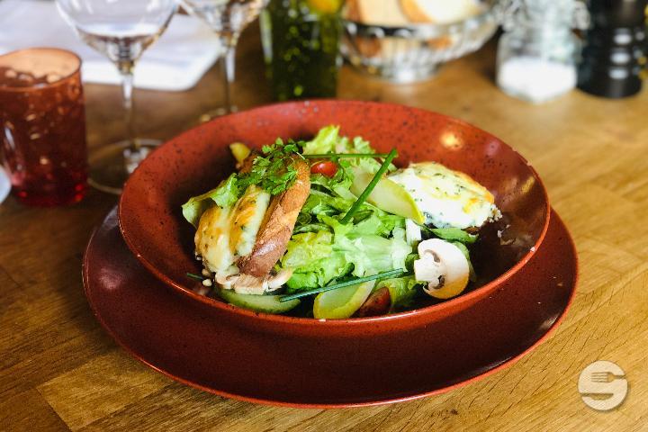 Warm goat cheese salad with crostini rubbed with garlic and honey - La Vache qui vole
