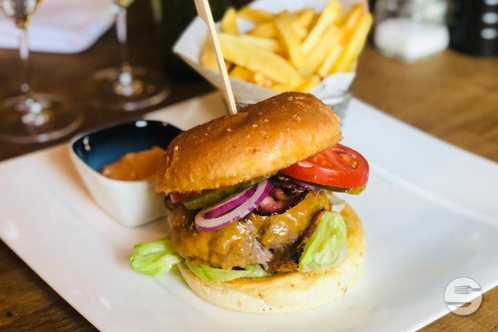 Beef burger "Bacon & Cheese" from the Flying Cow - La Vache qui vole