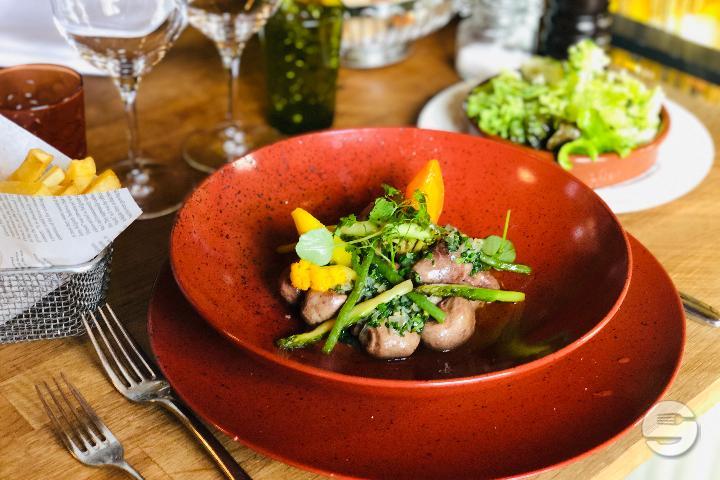 Veal kidneys sautéed in butter with Provençal style - La Vache qui vole