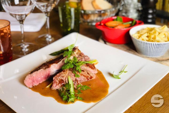 Pan-fried Emmental veal chop with thyme juice - La Vache qui vole