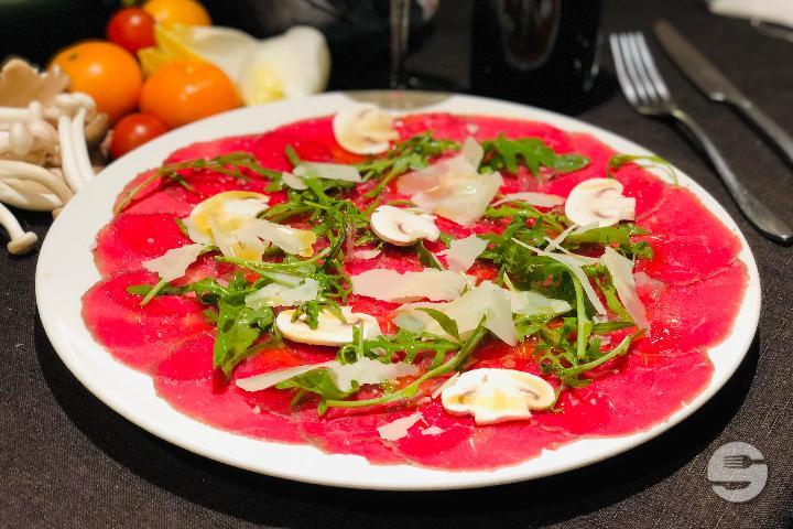 Carpaccio de boeuf, copeaux de parmigiano Reggiano - Le Loup Blanc
