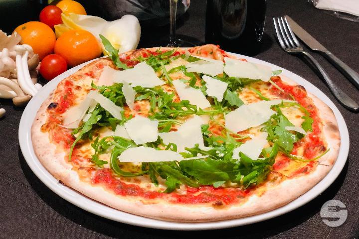 Pizza Rucola e parmigiano Reggiano - Le Loup Blanc
