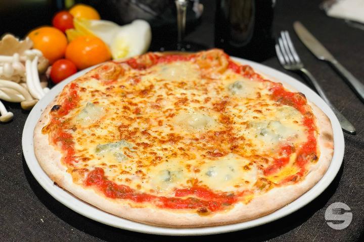Pizza aux 4 fromages - Le Loup Blanc