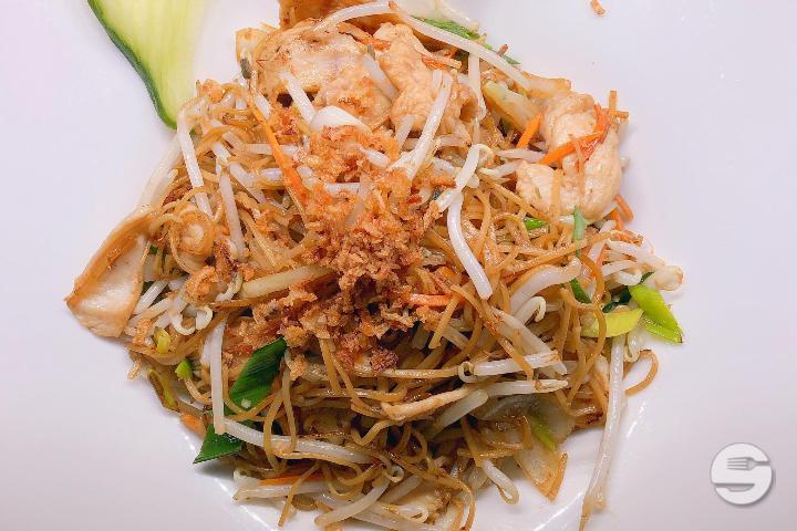 32. Sautéed Noodles with Chicken - China House
