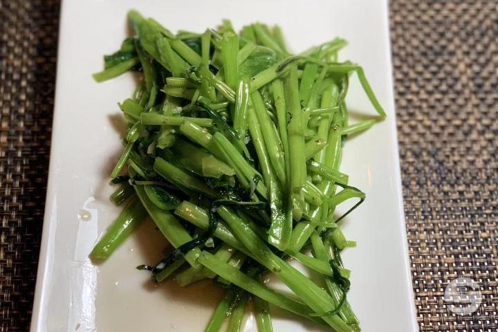 805 Morning Glory sautés à l'ail - L'Ananas