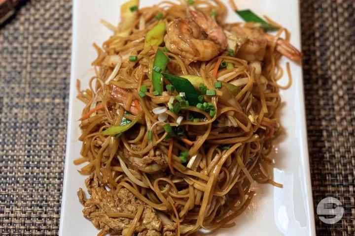 908 Nouilles sautées aux crevettes - L'Ananas