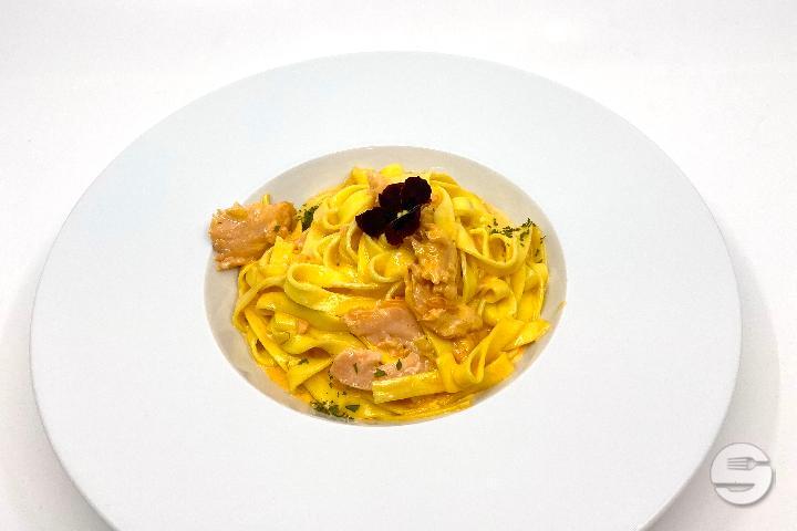 Fettuccine Al Salmone - Tre Soli Tre