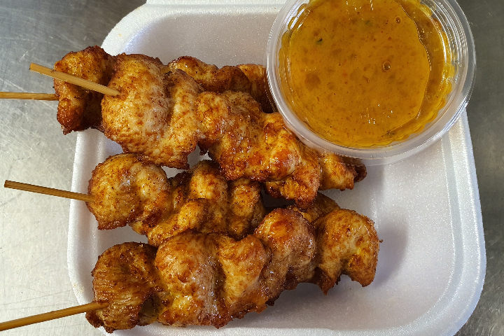 E3. Brochettes de poulet satay (4 pces) - Samui Thaï Food