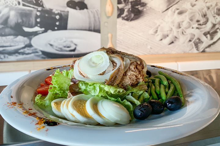 Salade Niçoise - The Bowling Hotel