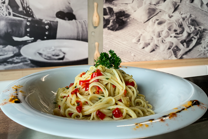 Pâtes Aglio Olio e Peperoncino - The Bowling Hotel