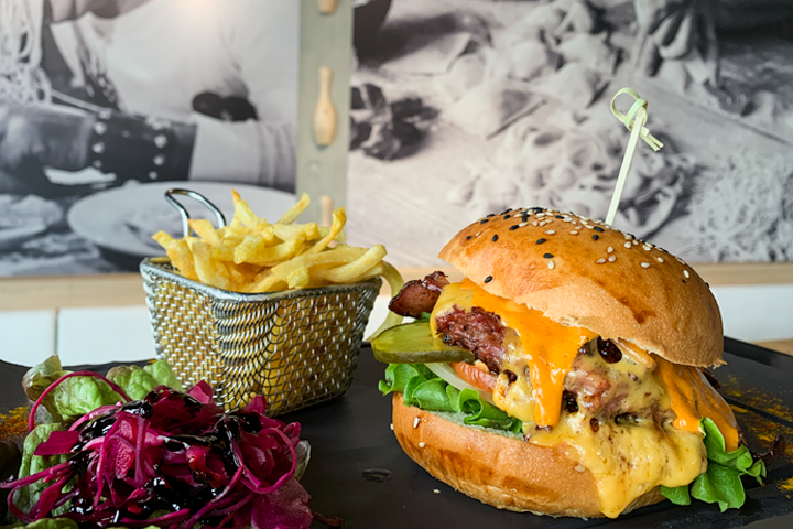 Strike Burger - The Bowling Hotel