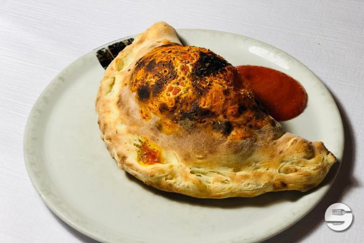 Pizza calzone - Treff - Pizzeria & Sushi Bar